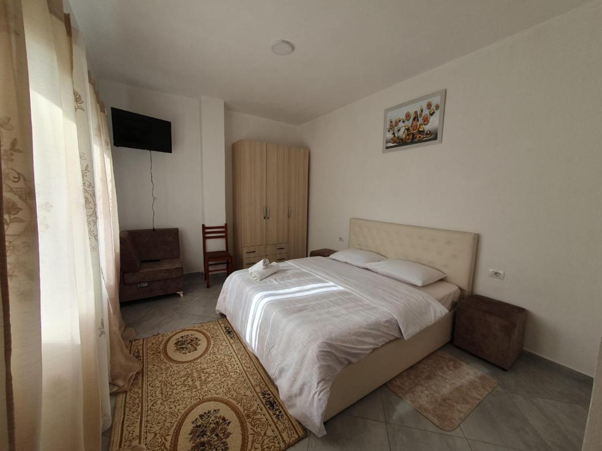 Bar-Restaurant-Hotel-Familja Klos ภายนอก รูปภาพ