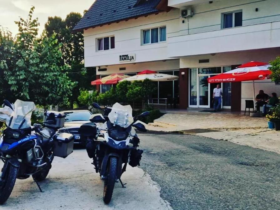 Bar-Restaurant-Hotel-Familja Klos ภายนอก รูปภาพ