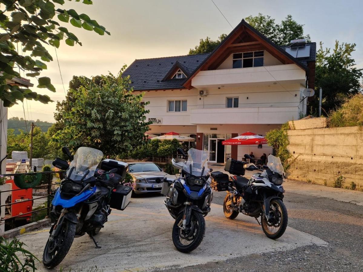 Bar-Restaurant-Hotel-Familja Klos ภายนอก รูปภาพ