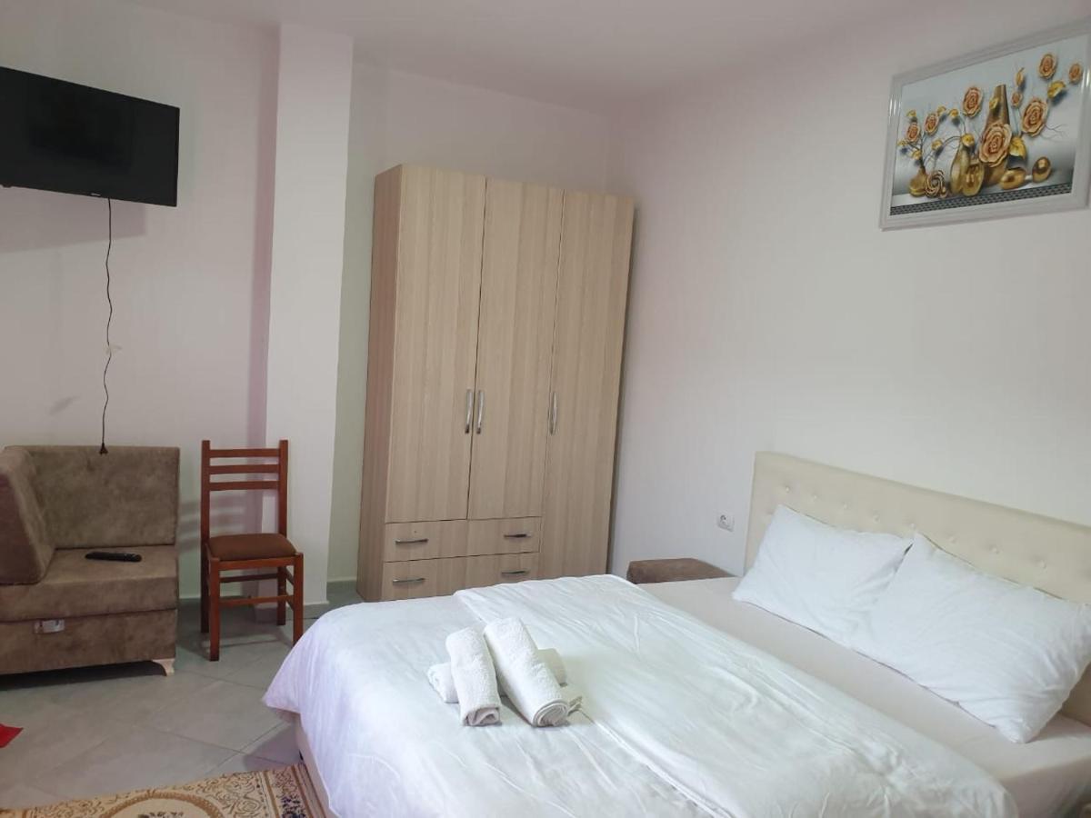 Bar-Restaurant-Hotel-Familja Klos ภายนอก รูปภาพ