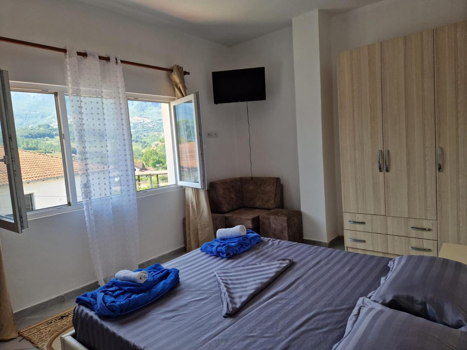 Bar-Restaurant-Hotel-Familja Klos ภายนอก รูปภาพ