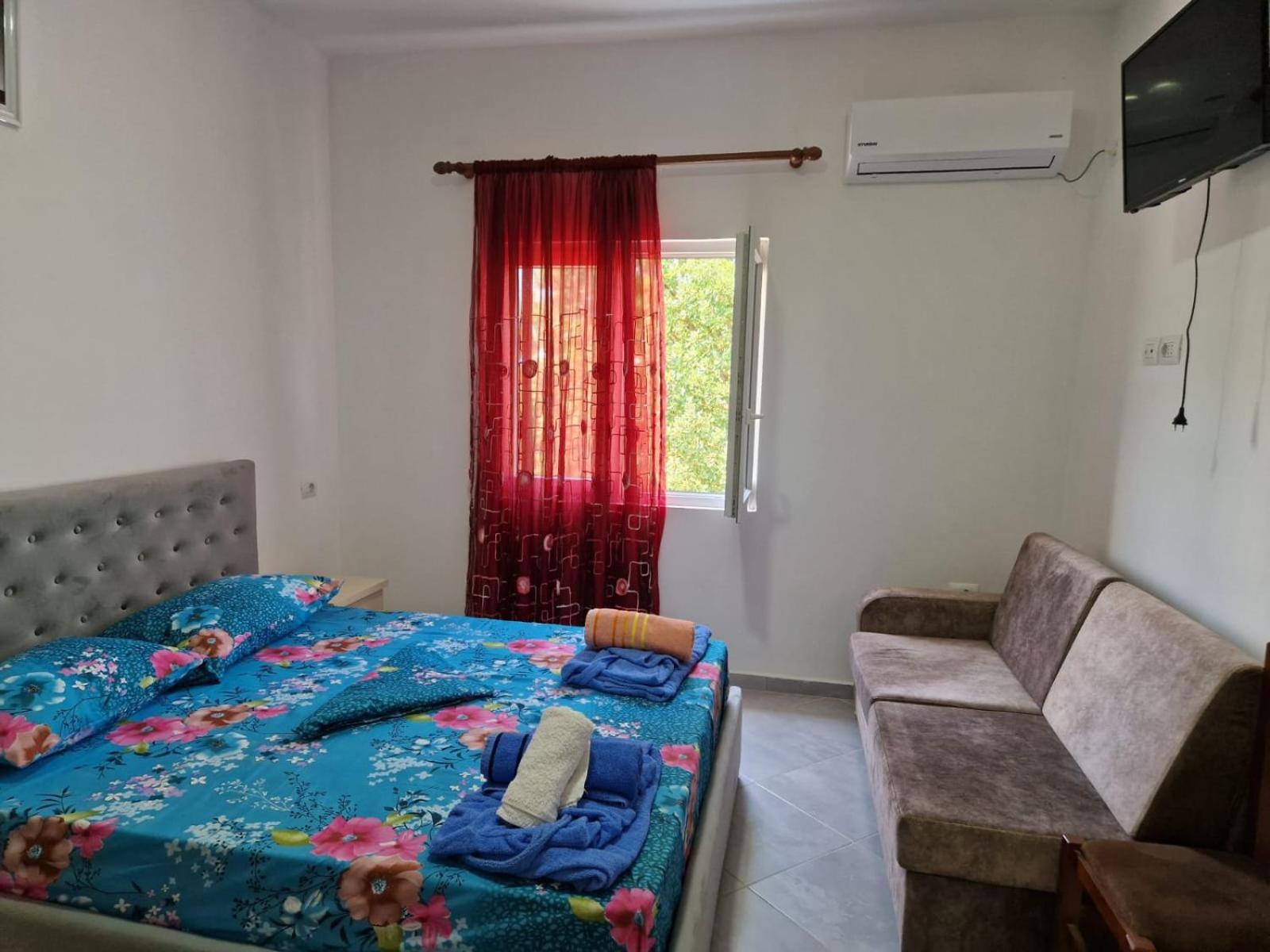 Bar-Restaurant-Hotel-Familja Klos ภายนอก รูปภาพ