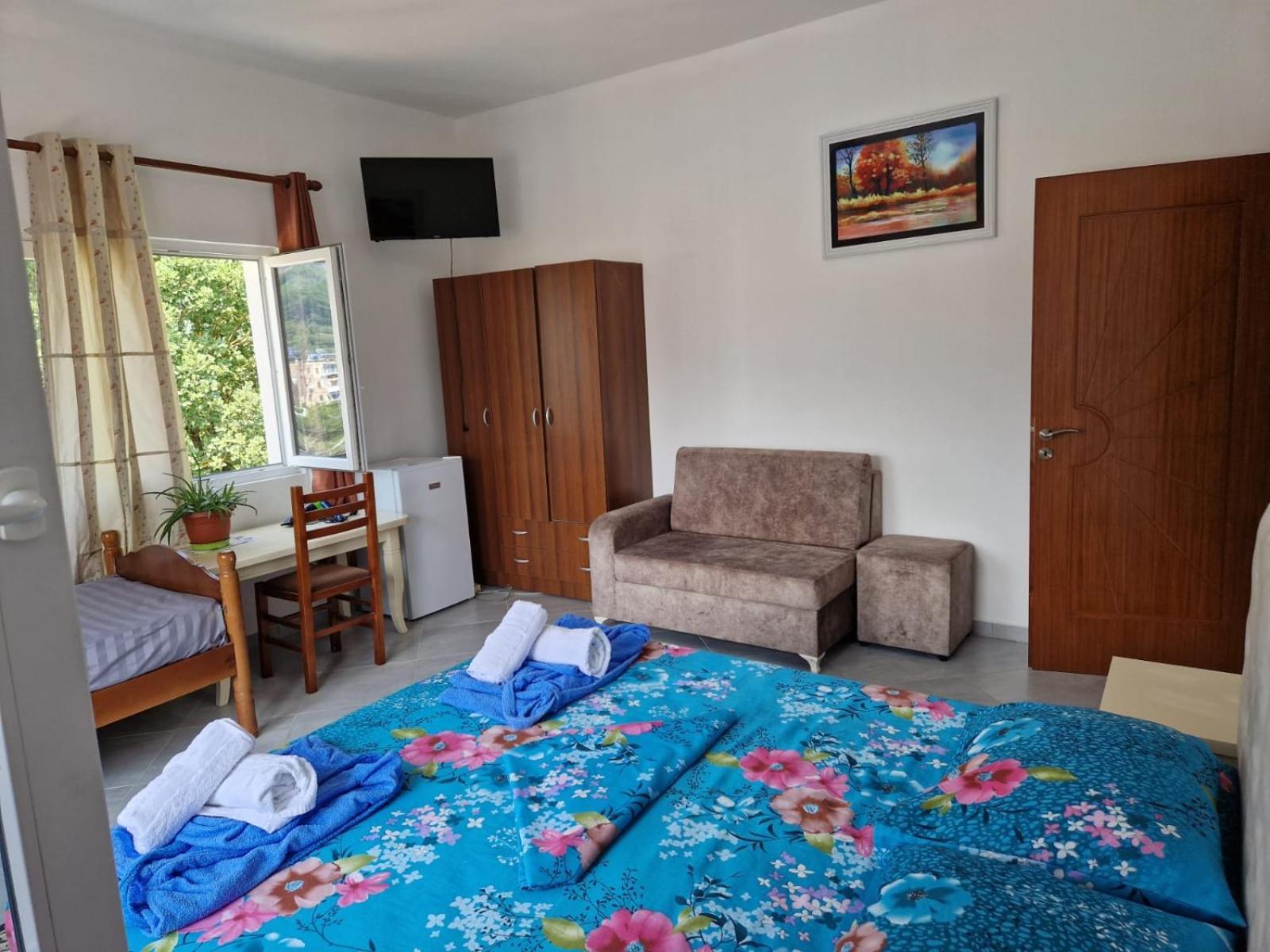 Bar-Restaurant-Hotel-Familja Klos ภายนอก รูปภาพ