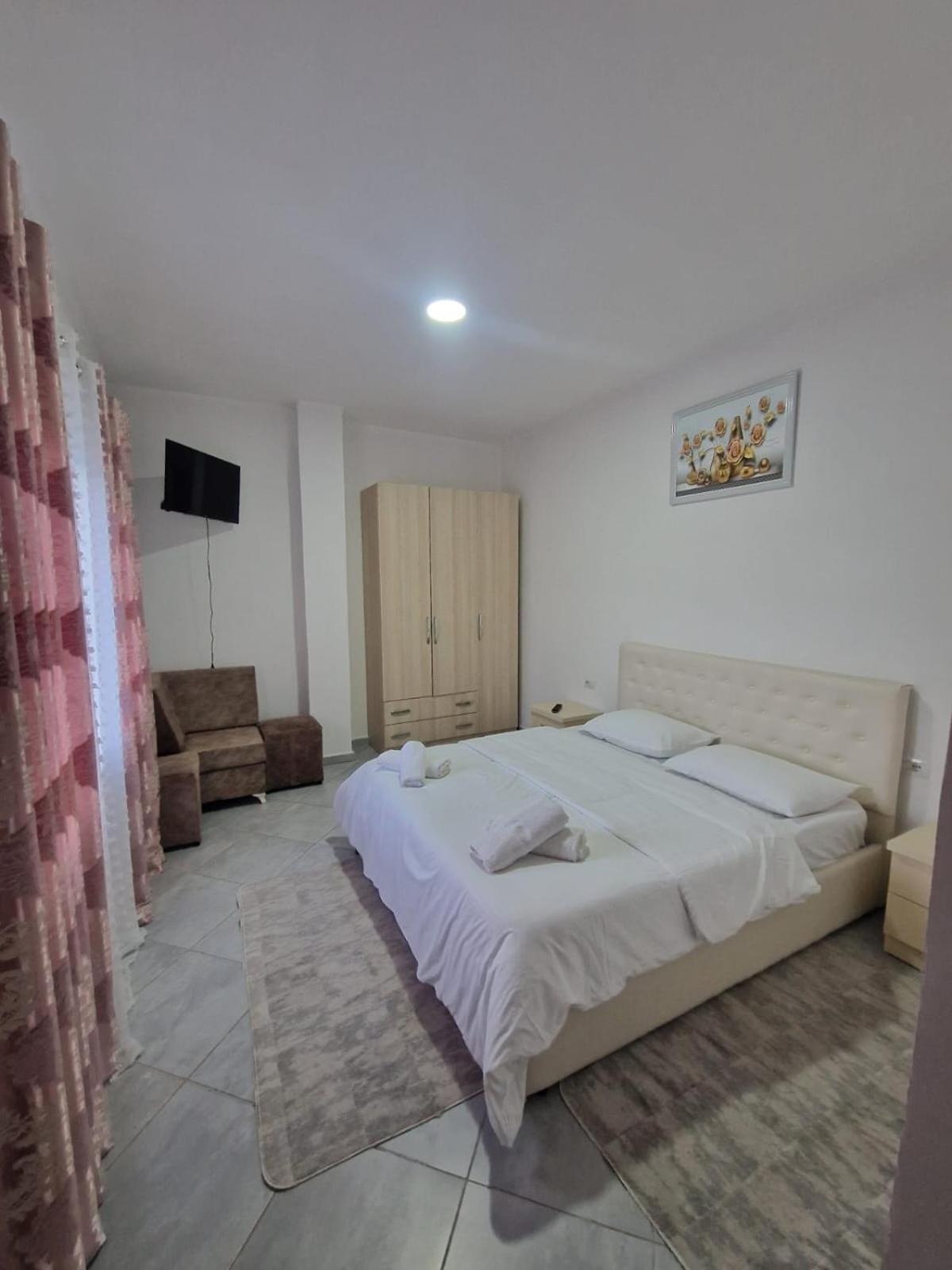 Bar-Restaurant-Hotel-Familja Klos ภายนอก รูปภาพ
