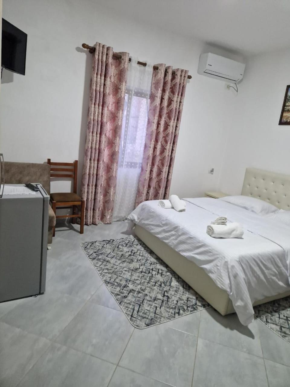 Bar-Restaurant-Hotel-Familja Klos ภายนอก รูปภาพ