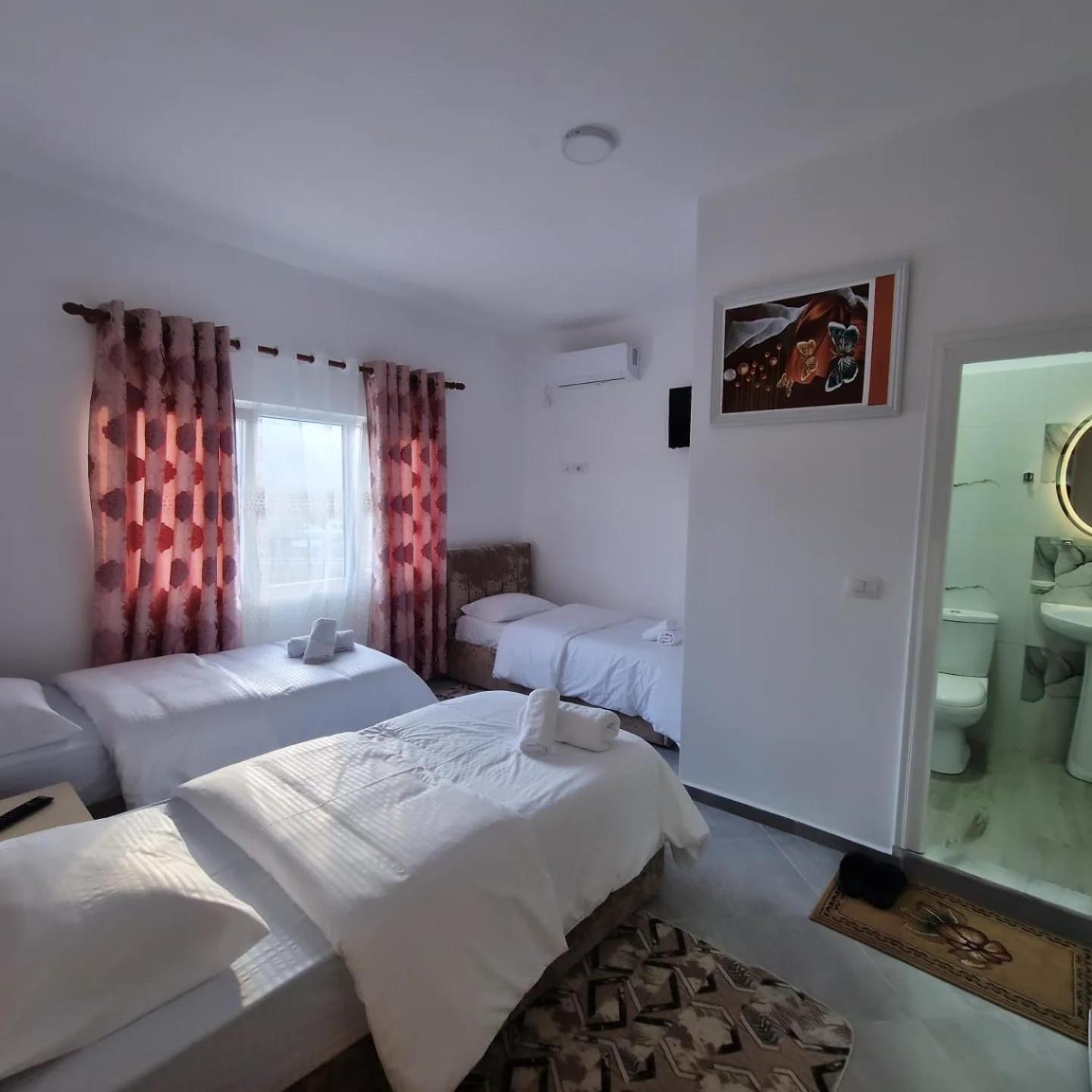 Bar-Restaurant-Hotel-Familja Klos ภายนอก รูปภาพ