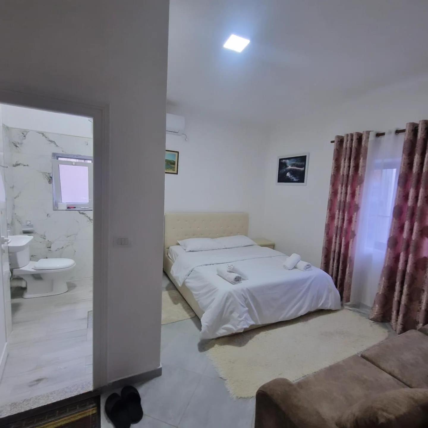 Bar-Restaurant-Hotel-Familja Klos ภายนอก รูปภาพ