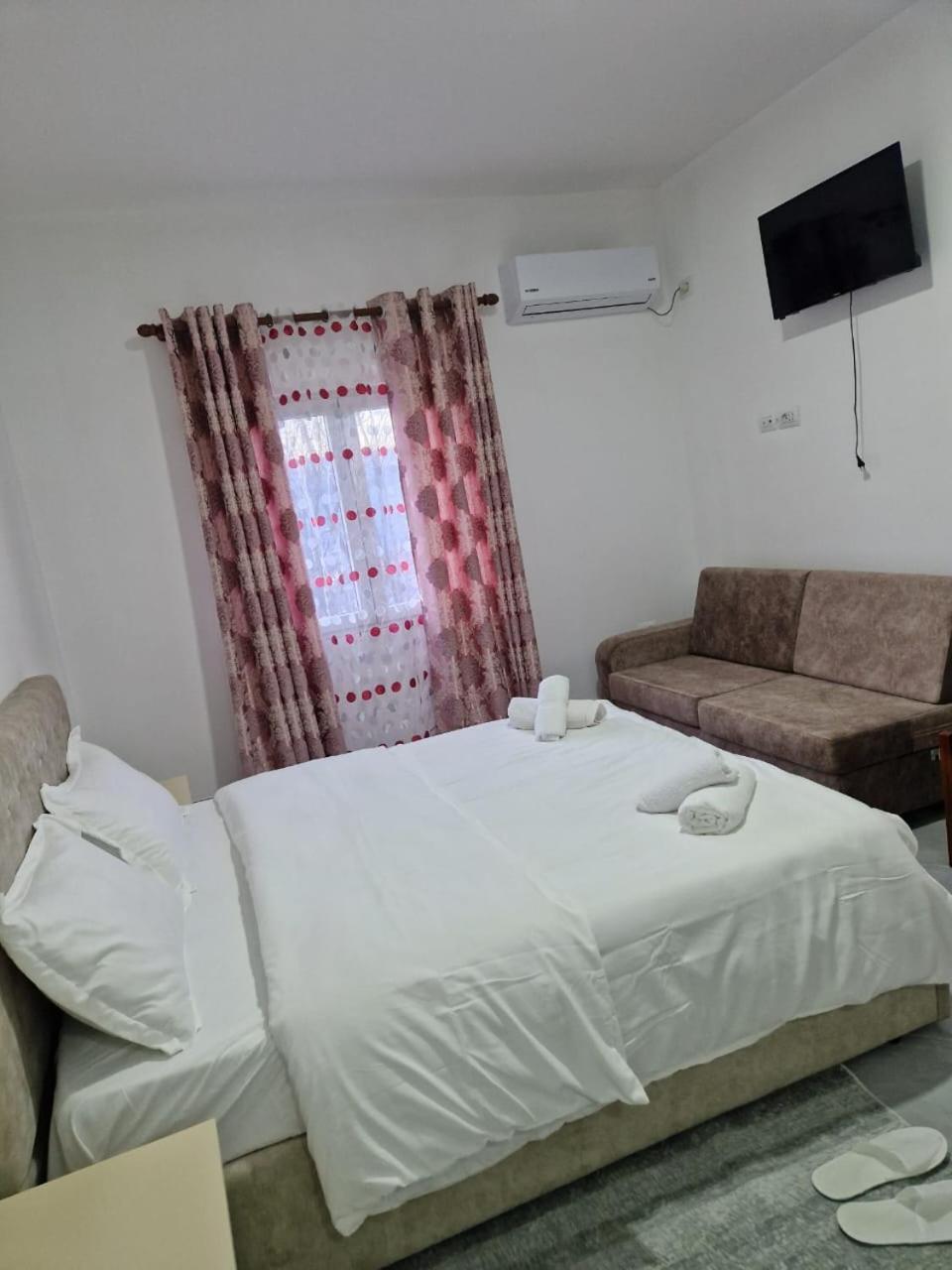 Bar-Restaurant-Hotel-Familja Klos ภายนอก รูปภาพ