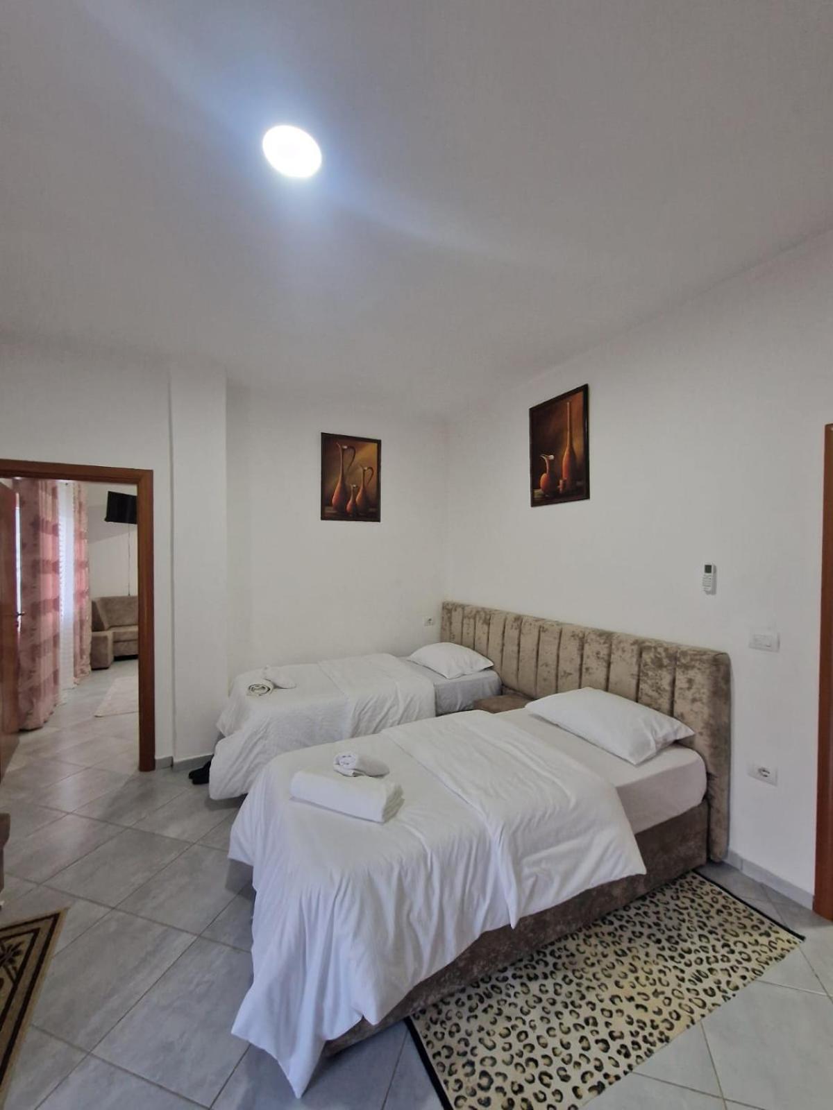 Bar-Restaurant-Hotel-Familja Klos ภายนอก รูปภาพ